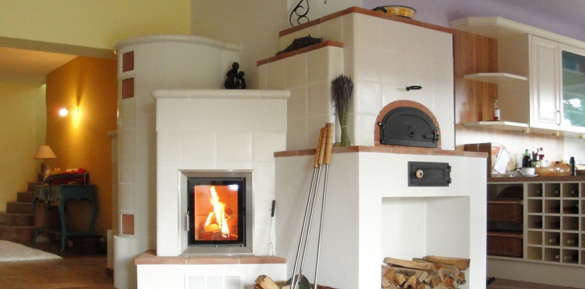 Kachelofen mit integriertem Backofen Kachelofen mit integriertem Backofen