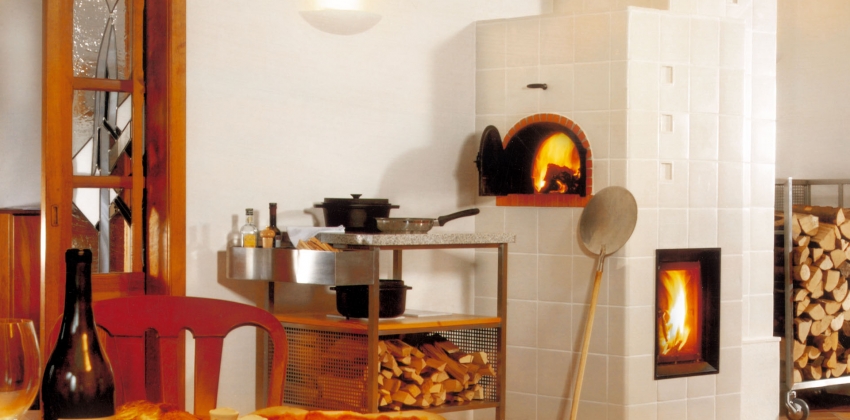 Kachelofen mit integriertem Backofen Kachelofen mit integriertem Backofen